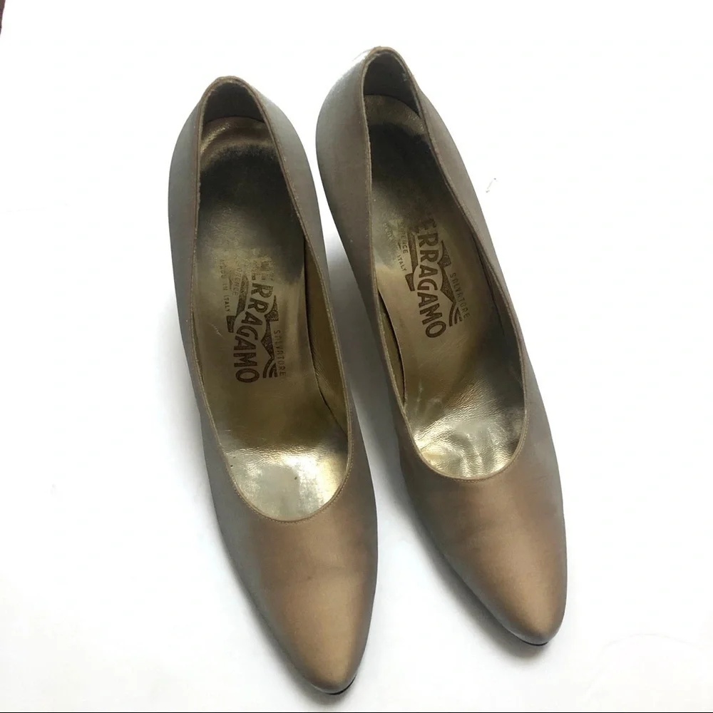 Salvatore Ferragamo Vintage Gold Satin Pumps Size 9AA Made in Italy Heels